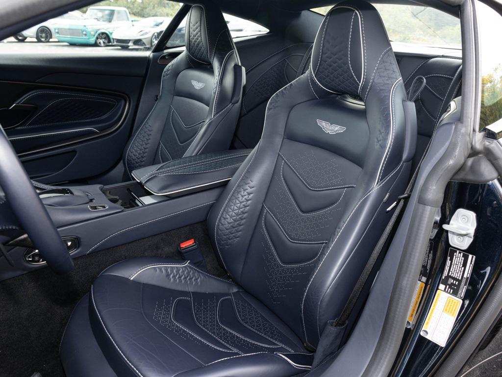 2022 Aston Martin DBS photo 3