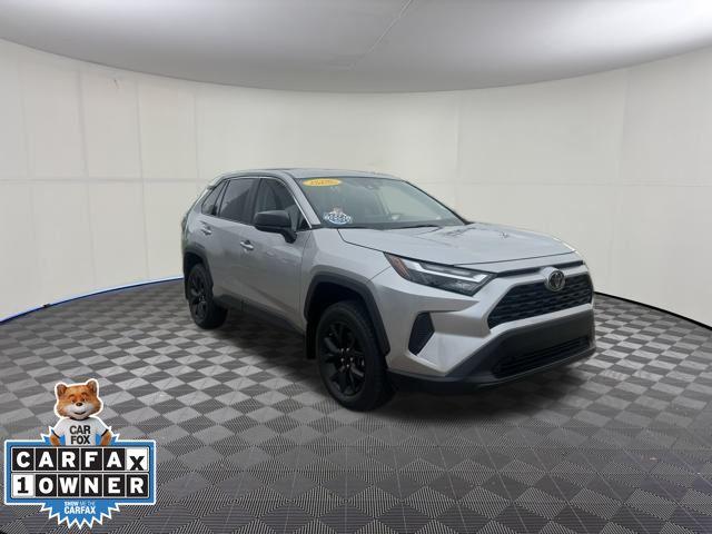 2024 Toyota RAV4 LE's photo