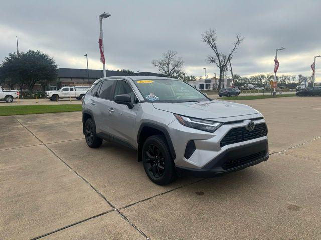 2024 Toyota RAV4 LE's photo