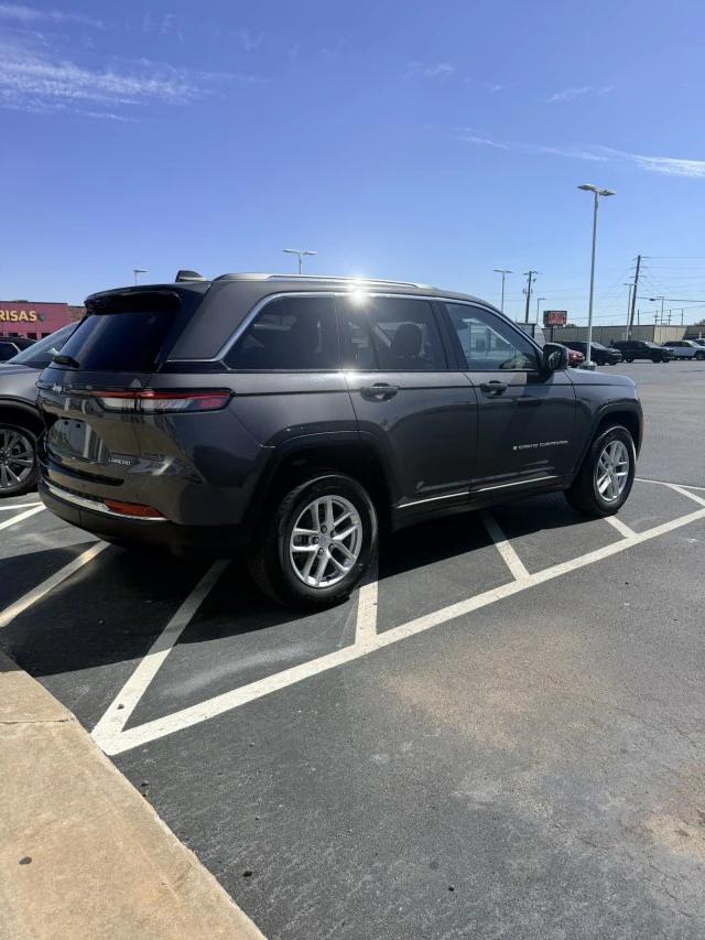 2023 Jeep Grand Cherokee Laredo 4x4