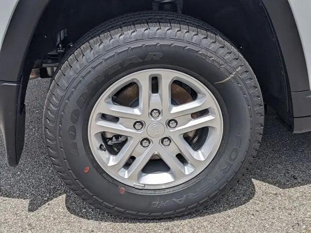 2025 Jeep Grand Cherokee Laredo 4x2