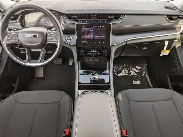 2025 Jeep Grand Cherokee Laredo 4x2
