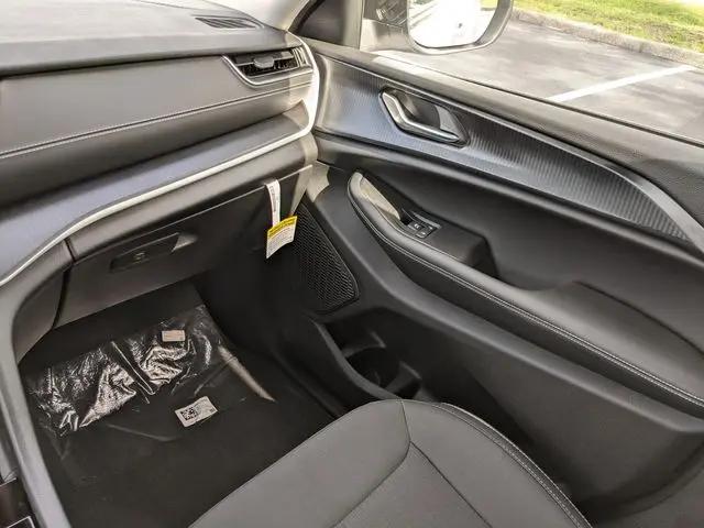 2025 Jeep Grand Cherokee Laredo 4x2