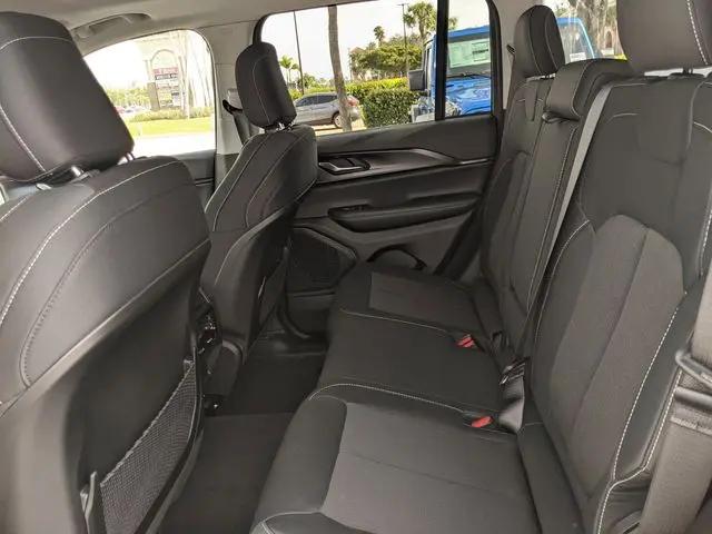 2025 Jeep Grand Cherokee Laredo 4x2
