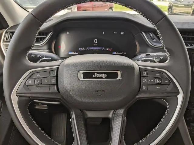 2025 Jeep Grand Cherokee Laredo 4x2