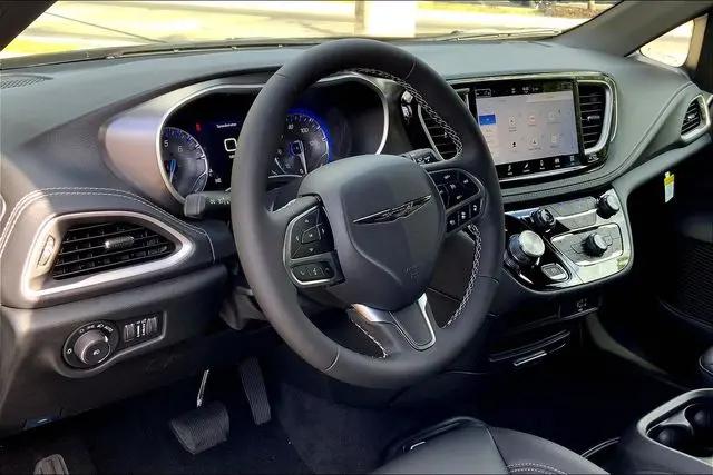 2026 Chrysler Pacifica Select AWD
