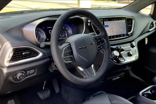 2026 Chrysler Pacifica Select AWD