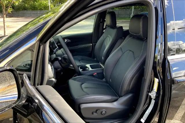 2026 Chrysler Pacifica Select AWD