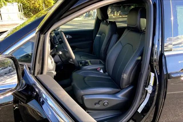 2026 Chrysler Pacifica Select AWD