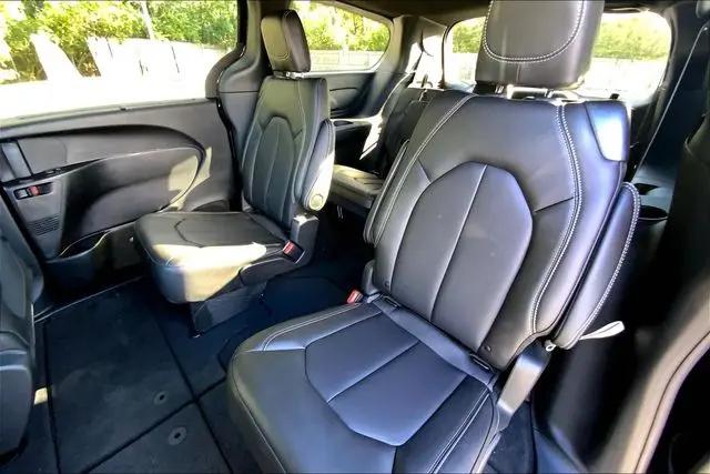 2026 Chrysler Pacifica Select AWD