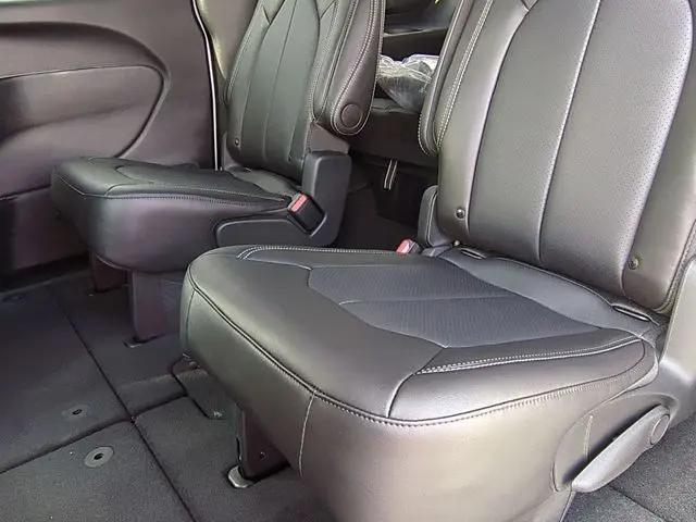 2026 Chrysler Pacifica Select AWD