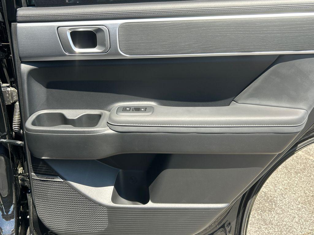 2025 Hyundai Santa Fe Limited - Photo 18