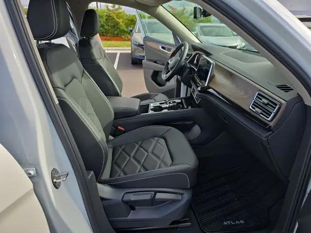 2026 Volkswagen Atlas SE with Technology