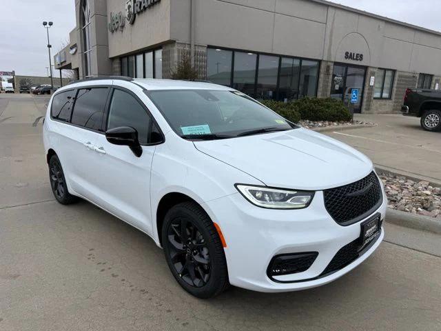 2026 Chrysler Pacifica PACIFICA SELECT AWD