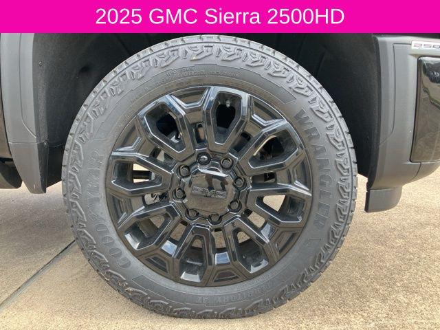 2025 GMC Sierra 2500HD 4WD Crew Cab Standard Bed Denali