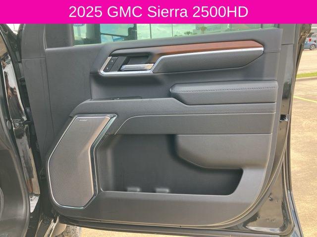 2025 GMC Sierra 2500HD 4WD Crew Cab Standard Bed Denali