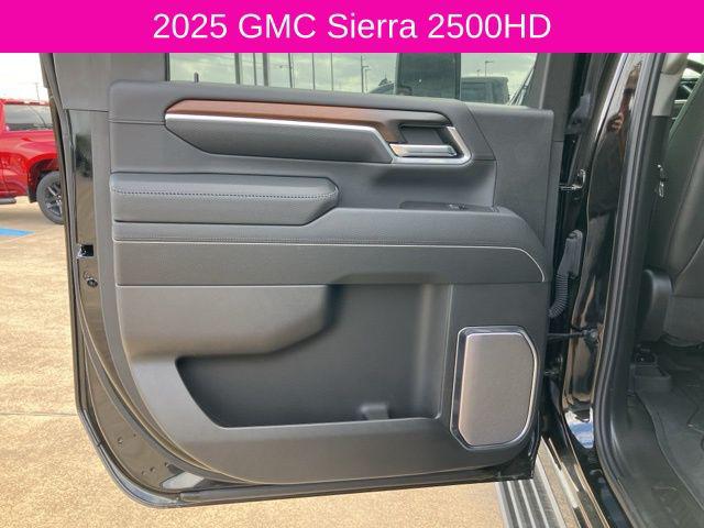 2025 GMC Sierra 2500HD 4WD Crew Cab Standard Bed Denali