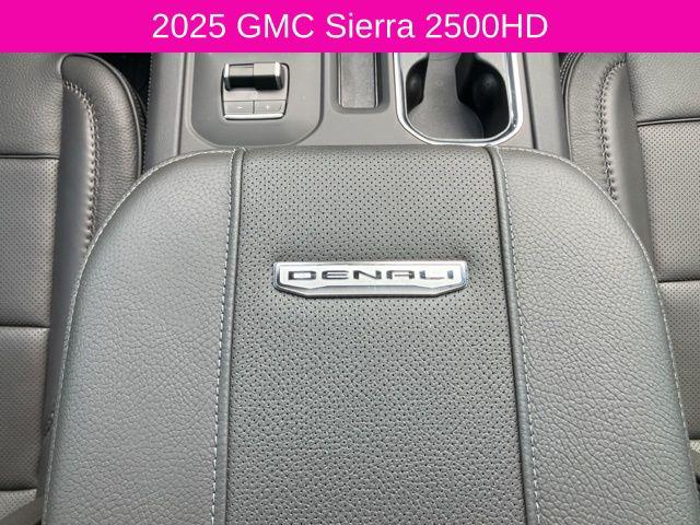 2025 GMC Sierra 2500HD 4WD Crew Cab Standard Bed Denali