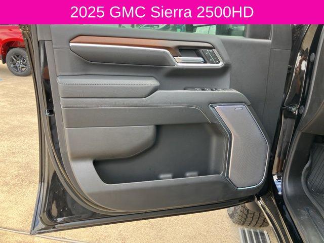 2025 GMC Sierra 2500HD 4WD Crew Cab Standard Bed Denali
