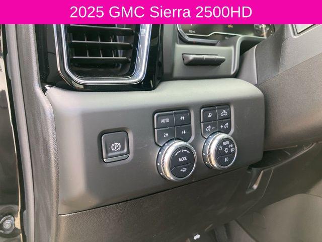 2025 GMC Sierra 2500HD 4WD Crew Cab Standard Bed Denali