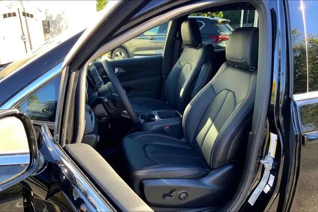 2026 Chrysler Pacifica Select AWD