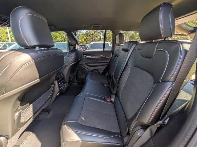 2025 Jeep Grand Cherokee Altitude 4x2