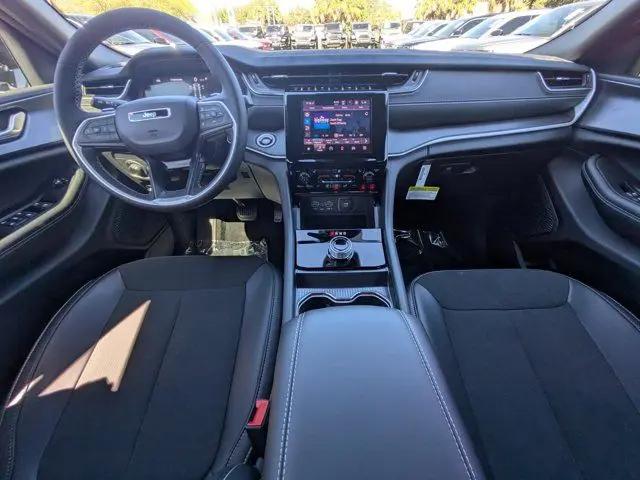 2025 Jeep Grand Cherokee Altitude 4x2