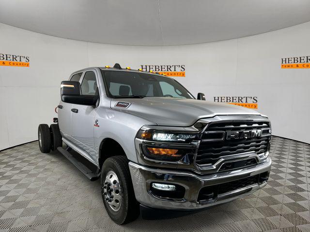 2026 RAM Ram 3500 Chassis Cab RAM 3500 TRADESMAN CREW CAB CHASSIS 4X4 60 CA 2026 RAM Ram 3500 Chassis Cab RAM 3500 TRADESMAN CREW CAB CHASSIS 4X4 60 CA