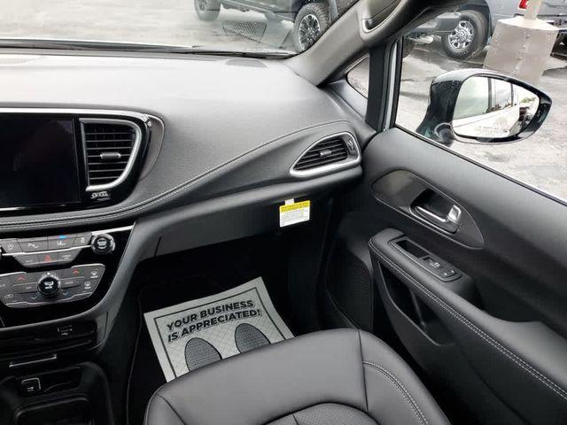 2026 Chrysler Pacifica Select AWD