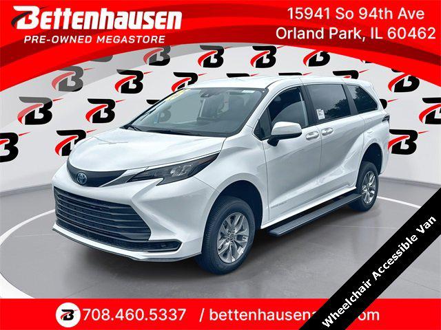 2025 Toyota Sienna LE 2025 Toyota Sienna LE