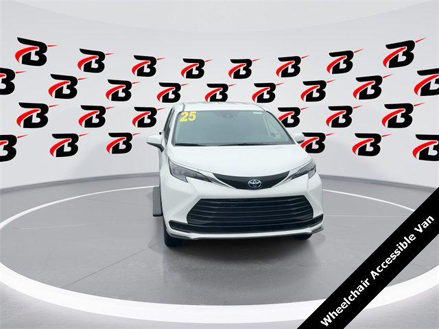 2025 Toyota Sienna LE 2025 Toyota Sienna LE