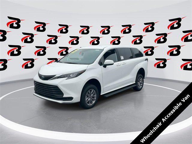 2025 Toyota Sienna LE 2025 Toyota Sienna LE