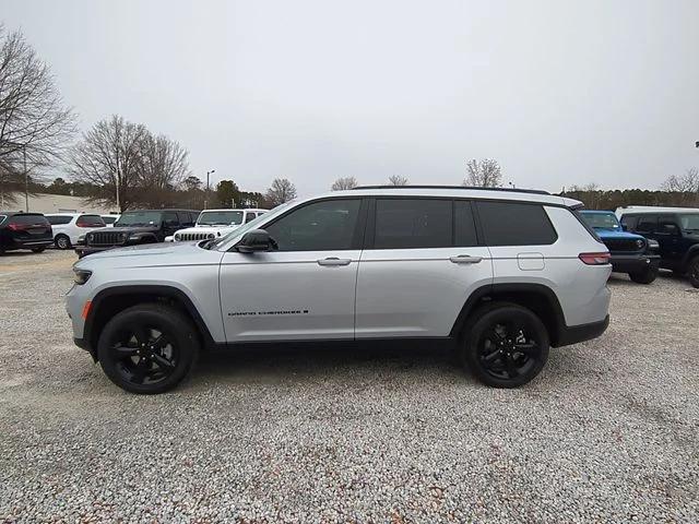 New 2025 Silver Zynith Exterior Paint Jeep Altitude X image 2