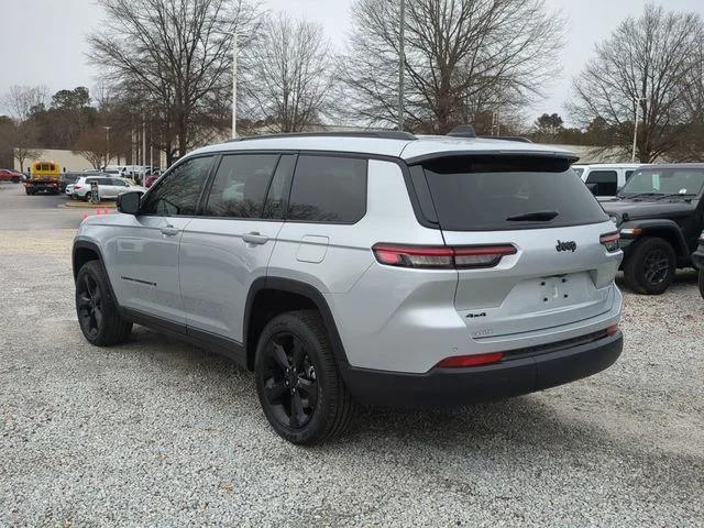 New 2025 Silver Zynith Exterior Paint Jeep Altitude X image 3