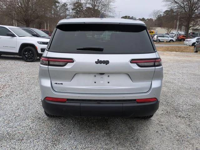 New 2025 Silver Zynith Exterior Paint Jeep Altitude X image 4