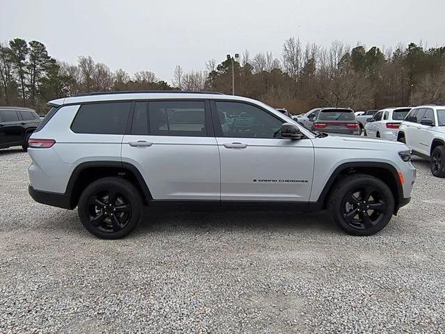 New 2025 Silver Zynith Exterior Paint Jeep Altitude X image 6