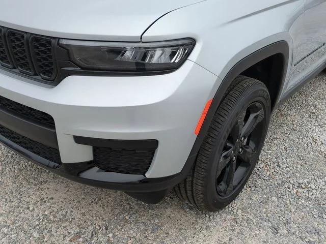 New 2025 Silver Zynith Exterior Paint Jeep Altitude X image 9