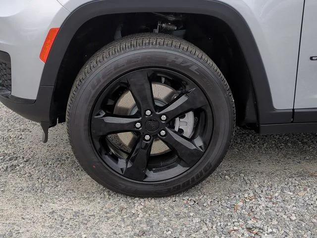 New 2025 Silver Zynith Exterior Paint Jeep Altitude X image 10