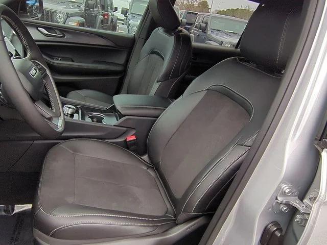 New 2025 Silver Zynith Exterior Paint Jeep Altitude X image 17
