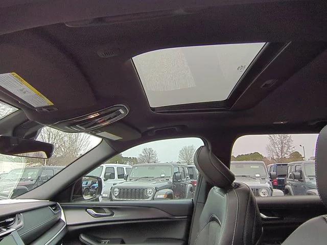 New 2025 Silver Zynith Exterior Paint Jeep Altitude X image 18
