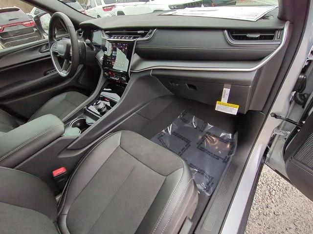 New 2025 Silver Zynith Exterior Paint Jeep Altitude X image 37