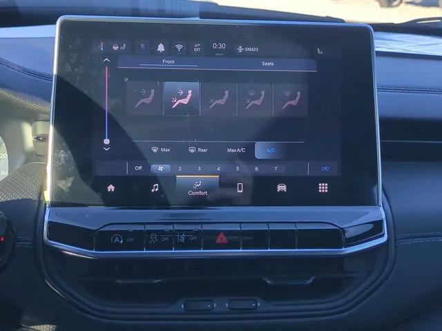 New 2026 Hydro Blue Pearl-Coat Exterior Paint Jeep Latitude image 16