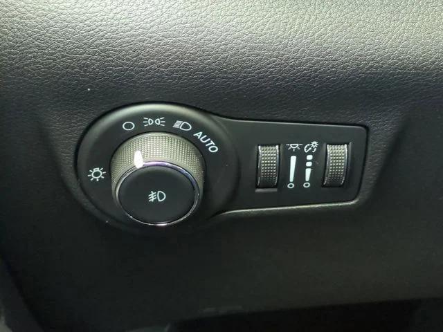 New 2026 Hydro Blue Pearl-Coat Exterior Paint Jeep Latitude image 21
