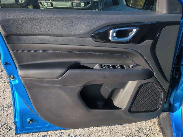 New 2026 Hydro Blue Pearl-Coat Exterior Paint Jeep Latitude image 24
