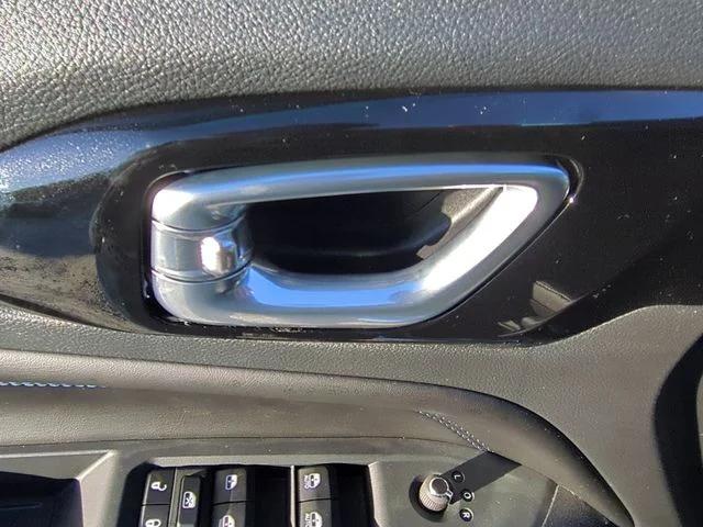 New 2026 Hydro Blue Pearl-Coat Exterior Paint Jeep Latitude image 26