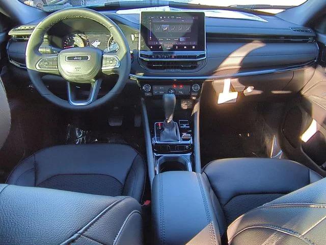 New 2026 Hydro Blue Pearl-Coat Exterior Paint Jeep Latitude image 29