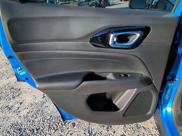 New 2026 Hydro Blue Pearl-Coat Exterior Paint Jeep Latitude image 31