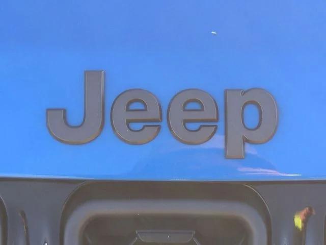 New 2026 Hydro Blue Pearl-Coat Exterior Paint Jeep Latitude image 40