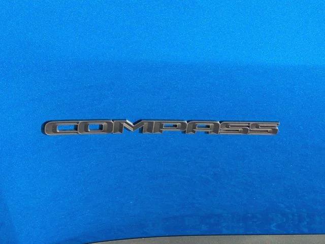 New 2026 Hydro Blue Pearl-Coat Exterior Paint Jeep Latitude image 41