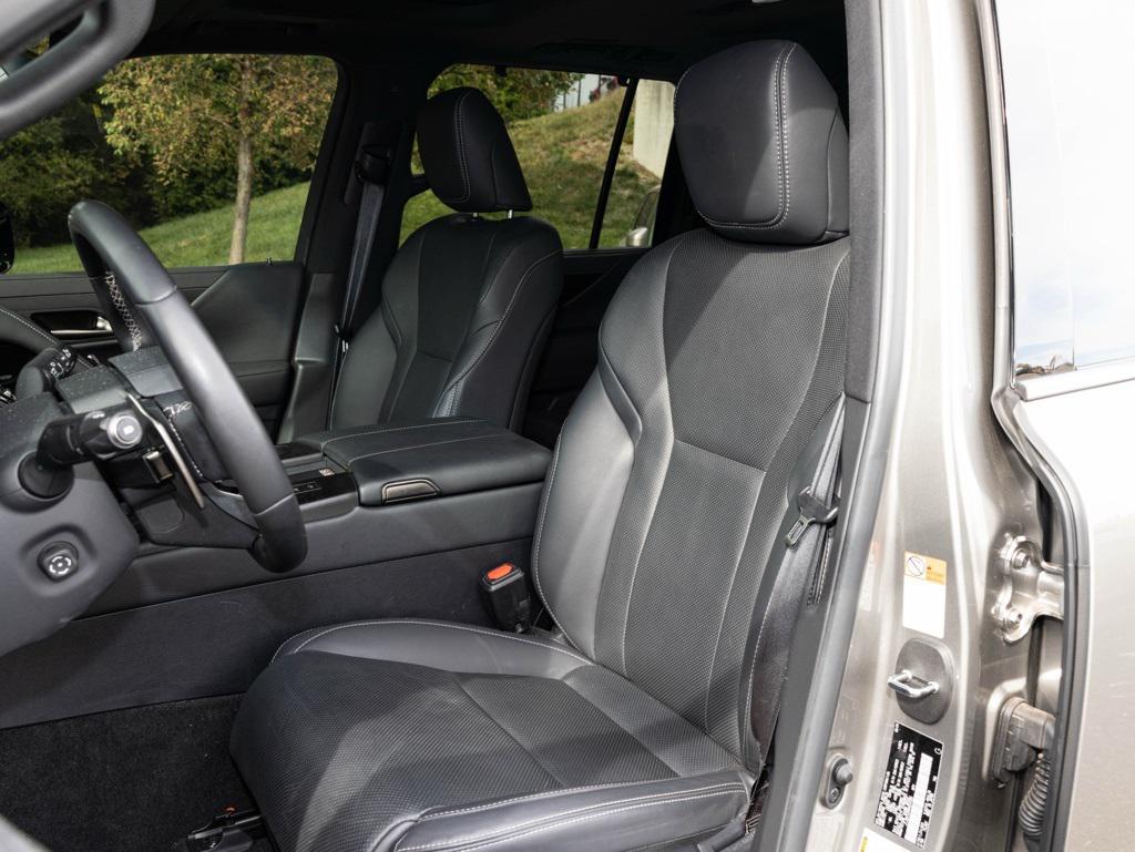 2024 Lexus LX 600 Luxury photo 3